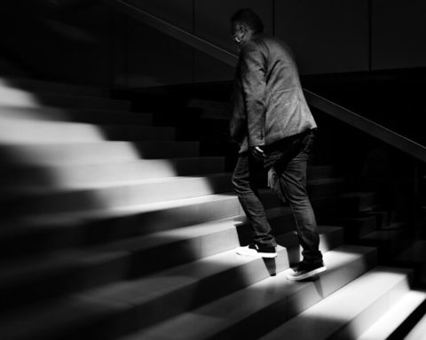 Hombre subiendo escalera