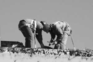 Obreros trabajando en altura.