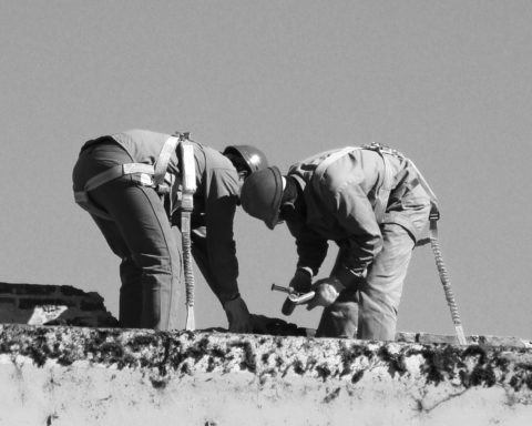 Obreros trabajando en altura.